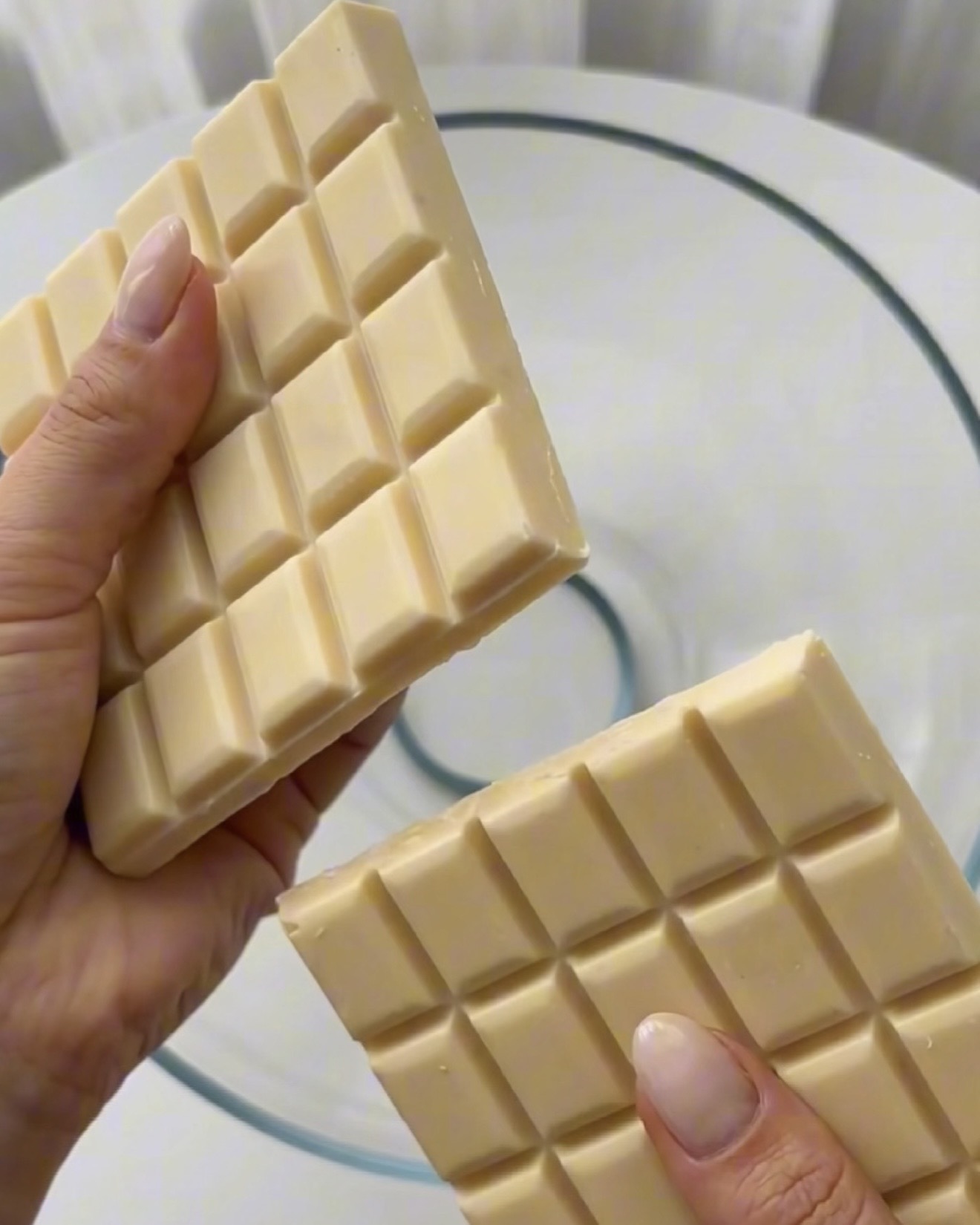 Faire fondre du chocolat blanc dans un bol pour les bouchées de quinoa ube pistache Ube Nolia