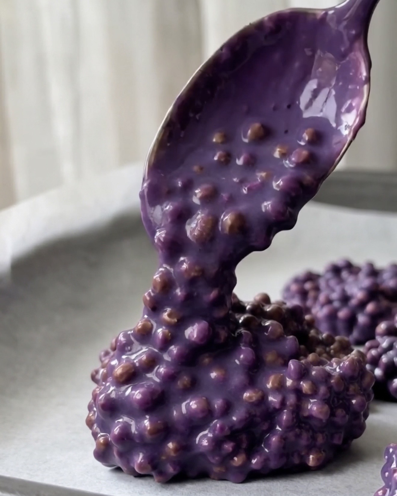 Déposer le mélange de quinoa ube en disques sur du papier sulfurisé pour les bouchées de quinoa pistache Ube Nolia