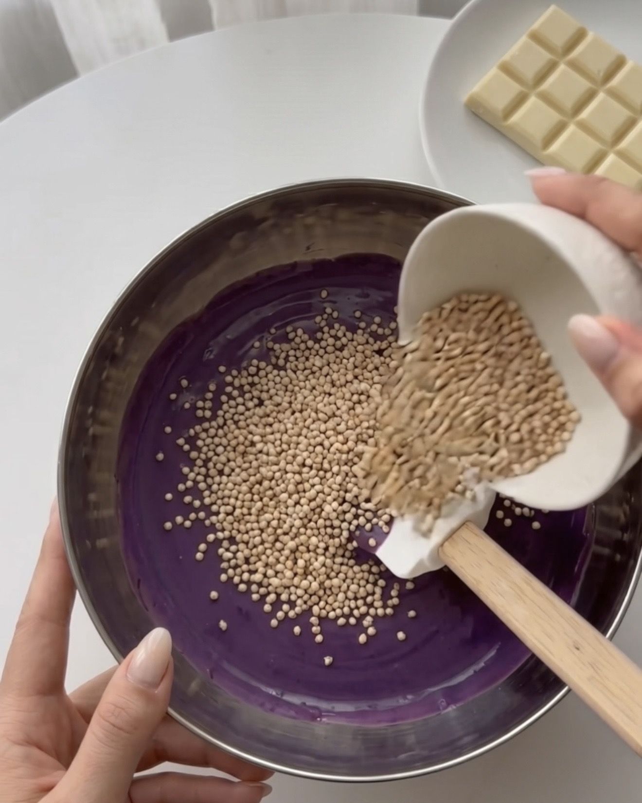 Incorporer le quinoa soufflé au chocolat blanc ube pour les bouchées de quinoa Ube Nolia