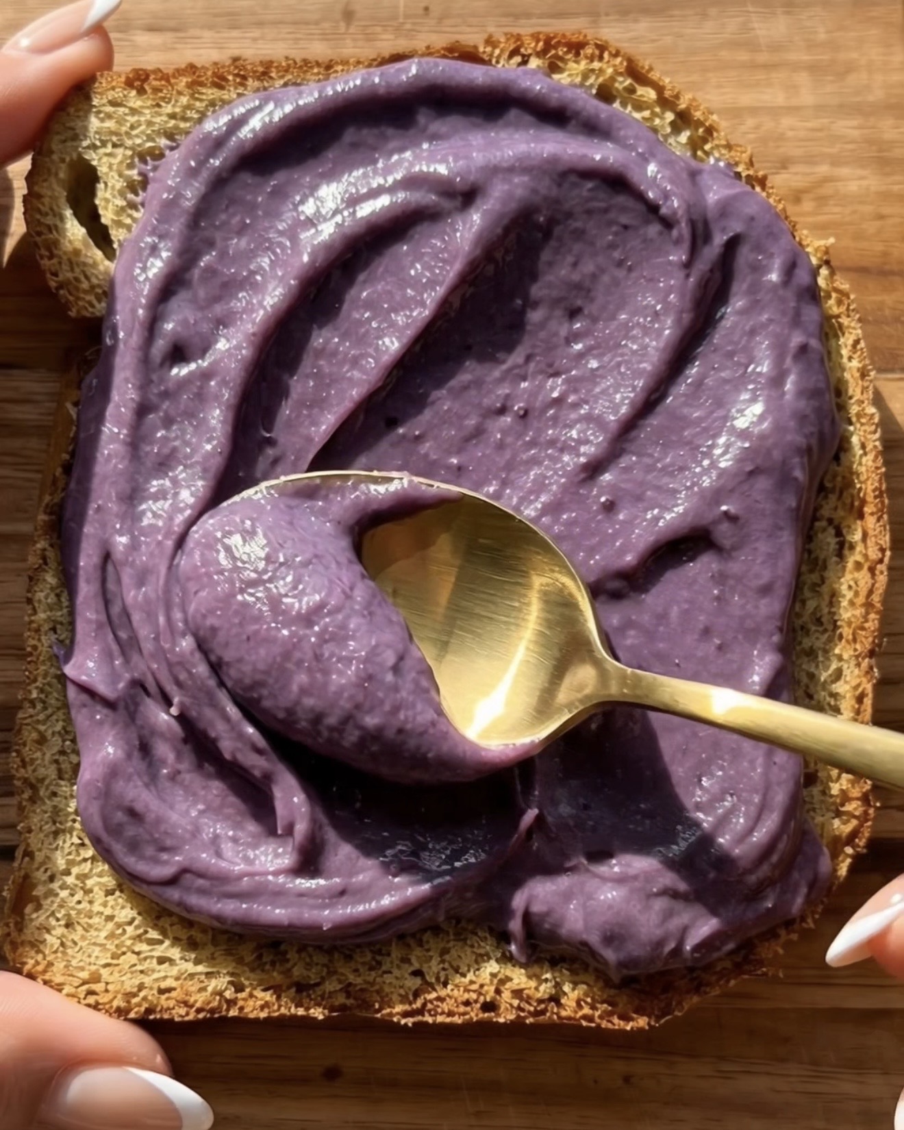 La Meilleure Recette de Toast Ube Mangue – Étaler une généreuse couche d'ube halaya (igname violette) violette sur une tranche de pain au levain grillé | Ube Nolia