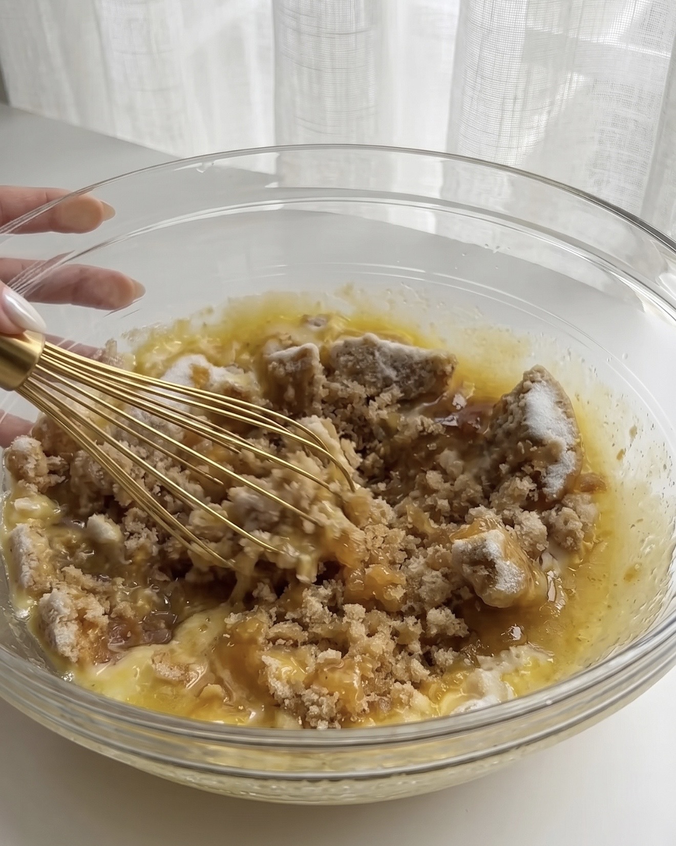Fouetter du beurre ramolli avec du muscovado et de la cassonade dans un bol en verre pour commencer la pâte à cookie crookie à l'ube avec de l'poudre d'ube UBE NOLIA®