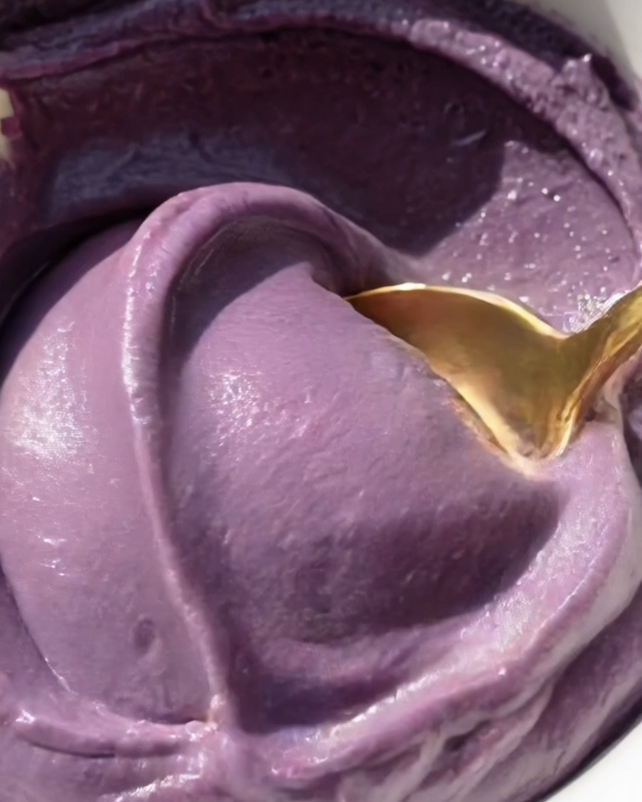 La Meilleure Recette de Toast Ube Mangue – Ube halaya fraîchement cuisiné : confiture d'igname violette épaisse et brillante faite avec de la vraie poudre d'ube, en cours de préparation | Ube Nolia