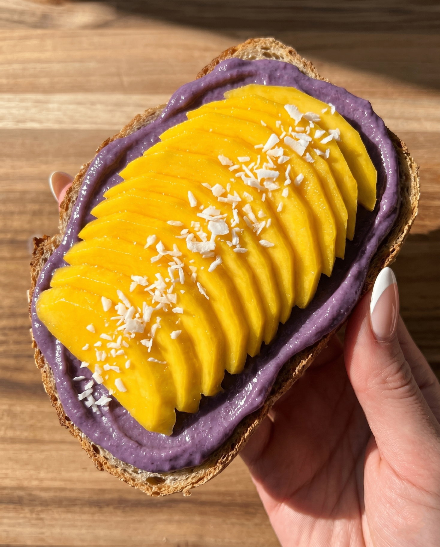 Toasts à l'Ube et à la Mangue avec Noix de Coco : Le Petit Déjeuner Violet en 5 Minutes