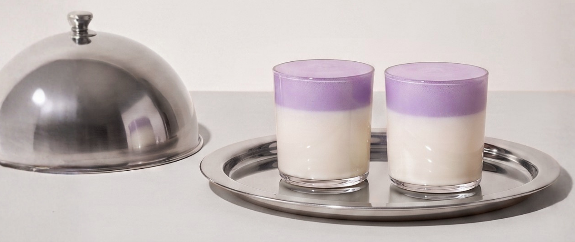 Invitation au programme de fidélité Ube Nolia avec des ube lattes sur un plateau argenté