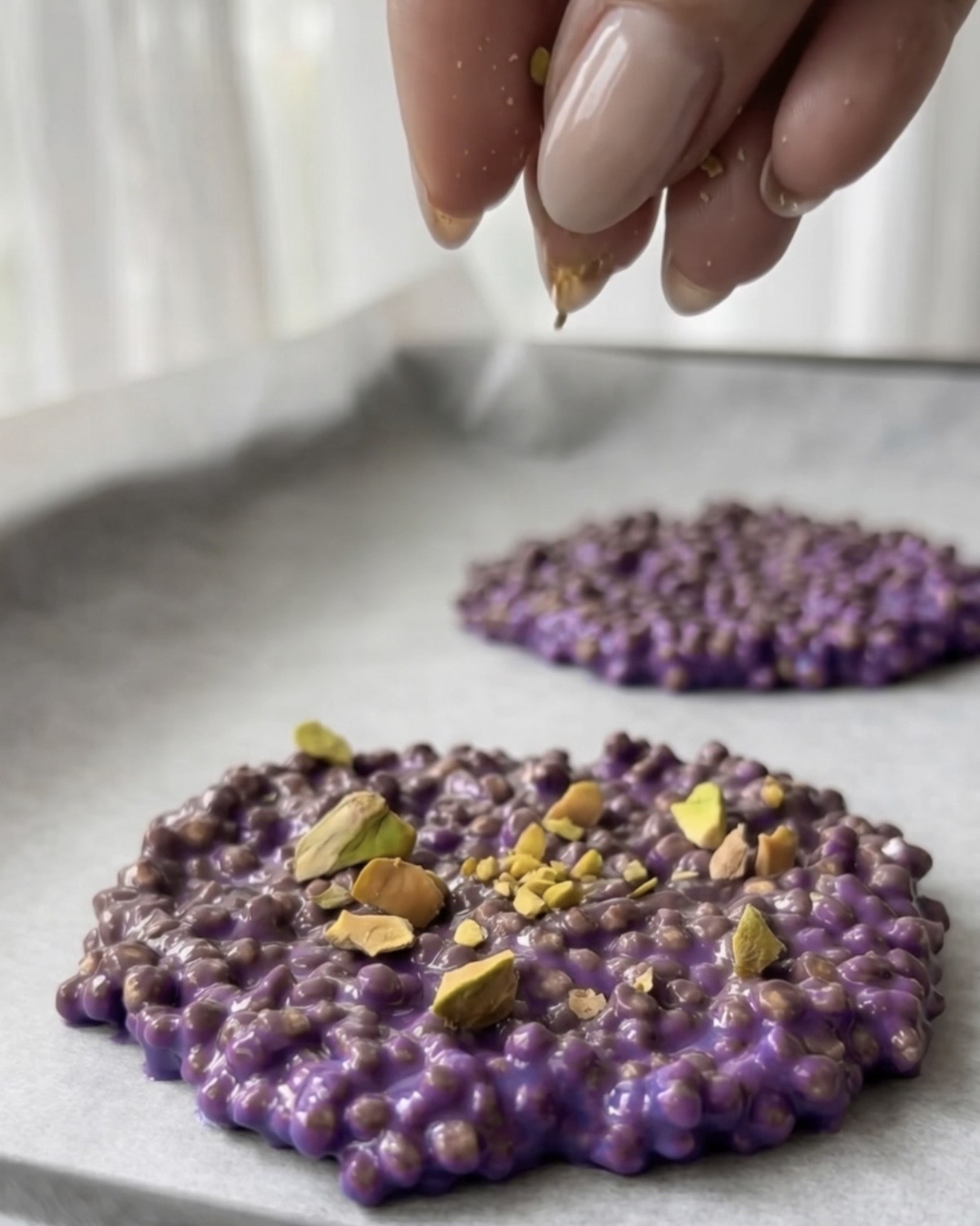 Pistaches concassées garnissant les bouchées de quinoa ube violettes par Ube Nolia