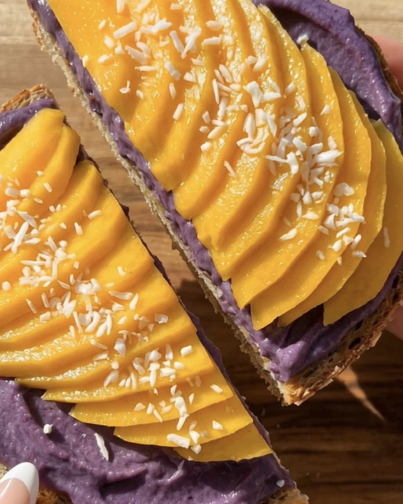 La Meilleure Recette de Toast Ube Mangue – Deux toasts ube mangue côte à côte : pain au levain avec ube halaya violet, mangue jaune en éventail | Ube Nolia