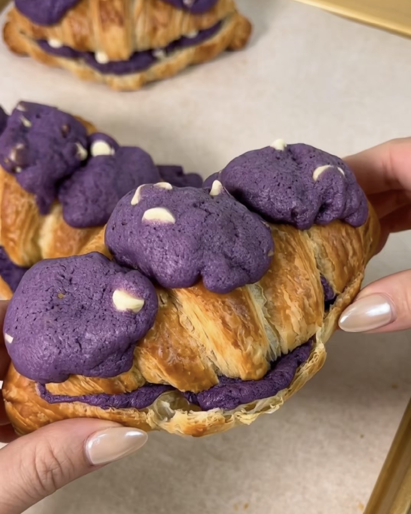 Ube Crookie : Le croissant fourré à la pâte à cookie ube qui fait le buzz