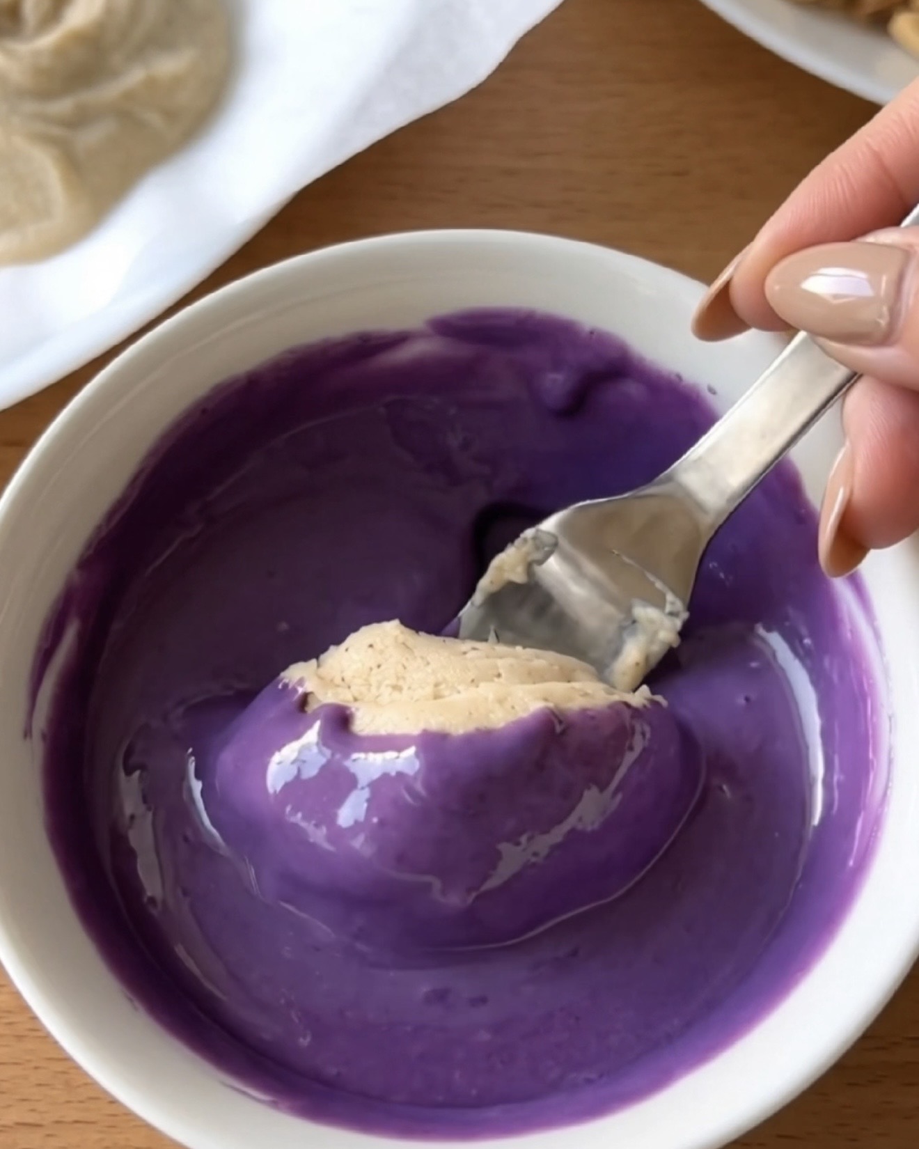 Enrobage de chocolat blanc ube fondu avec de la vraie poudre d'ube pour les bouchées glacées au yogourt Ube Nolia