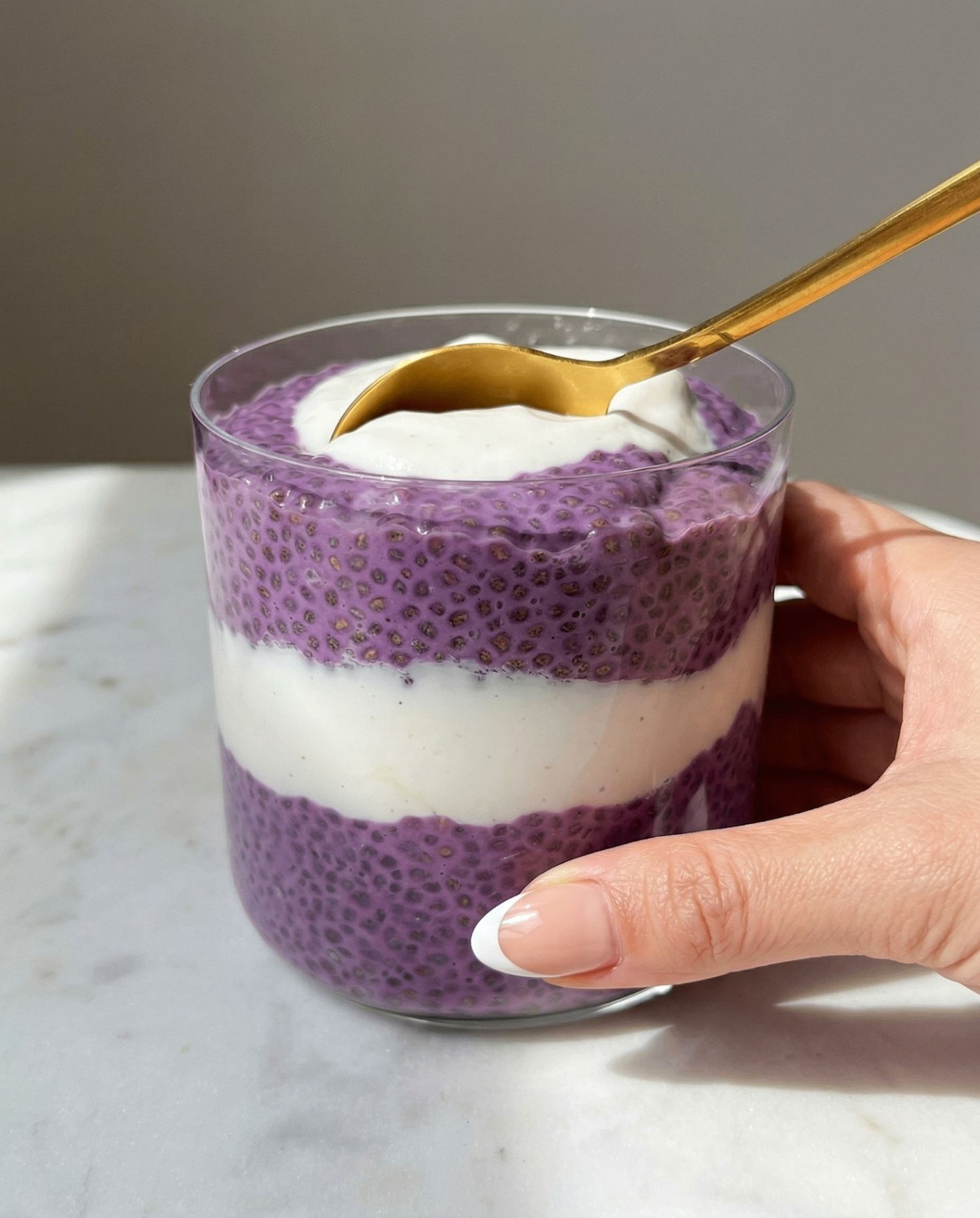 Pudding de chia à l'ube et yaourt grec vanille