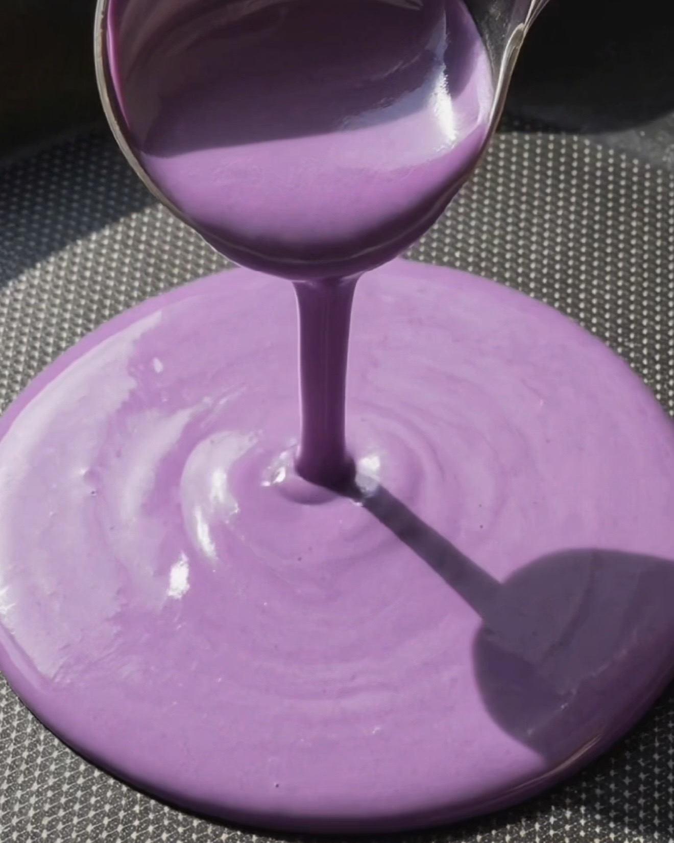 Pâte à crêpes ube dadar gulung violette et lisse dans un saladier, faite avec de l'poudre d'ube Ube Nolia