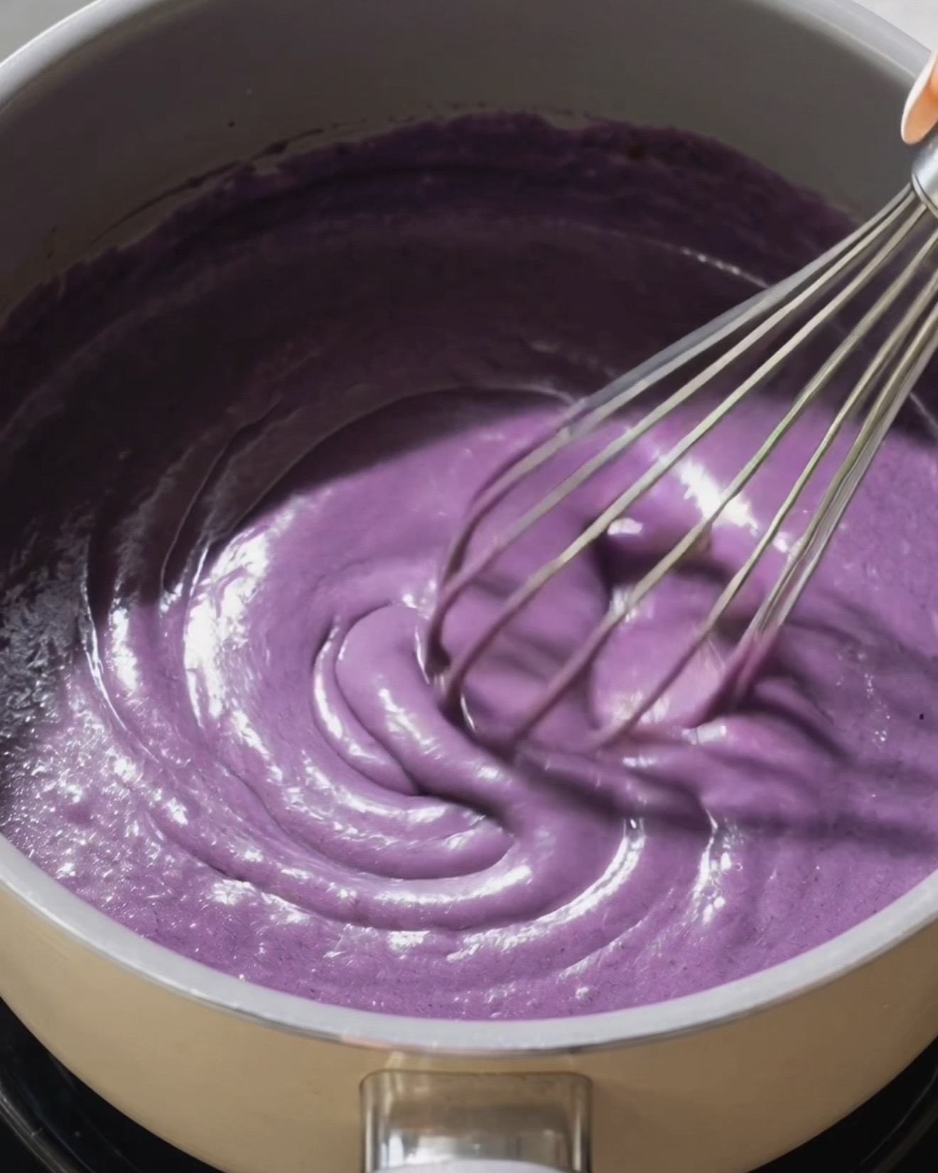 Garniture épaisse et brillante de crème ube halaya violette finie pour les crêpes ube dadar gulung