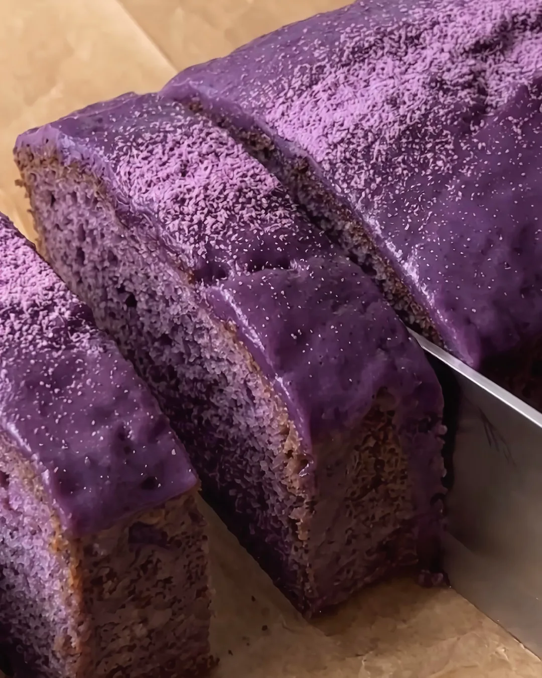 Banana bread à l'ube tranché avec glaçage brillant | Ube Nolia