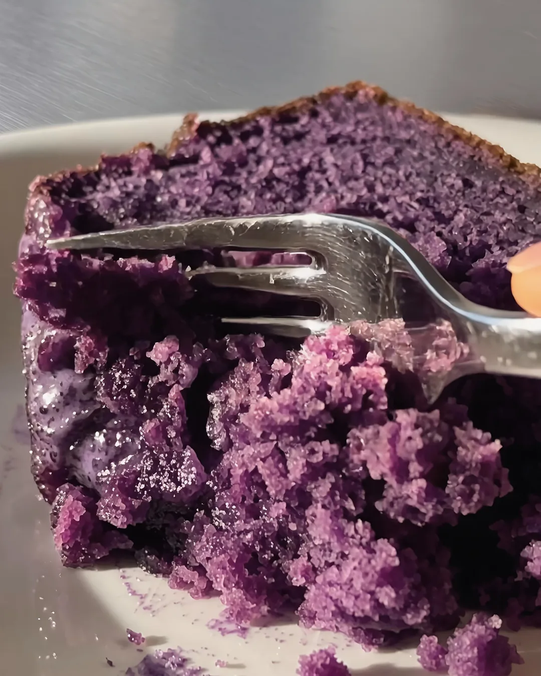 Fourchette dans une part moelleuse de banana bread à l'ube | Ube Nolia