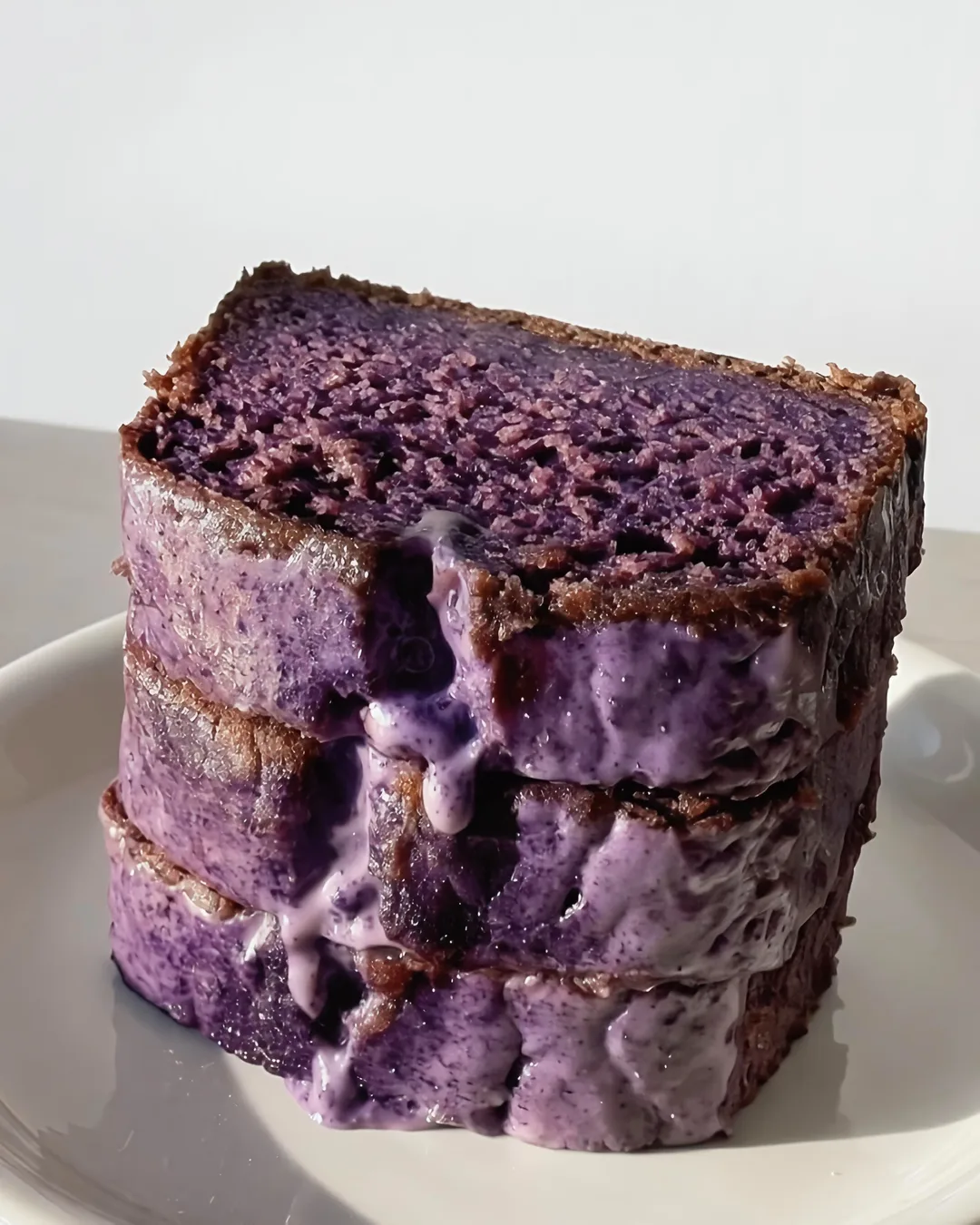 Banana bread à l'ube ultra-moelleux avec glaçage violet à l'ube