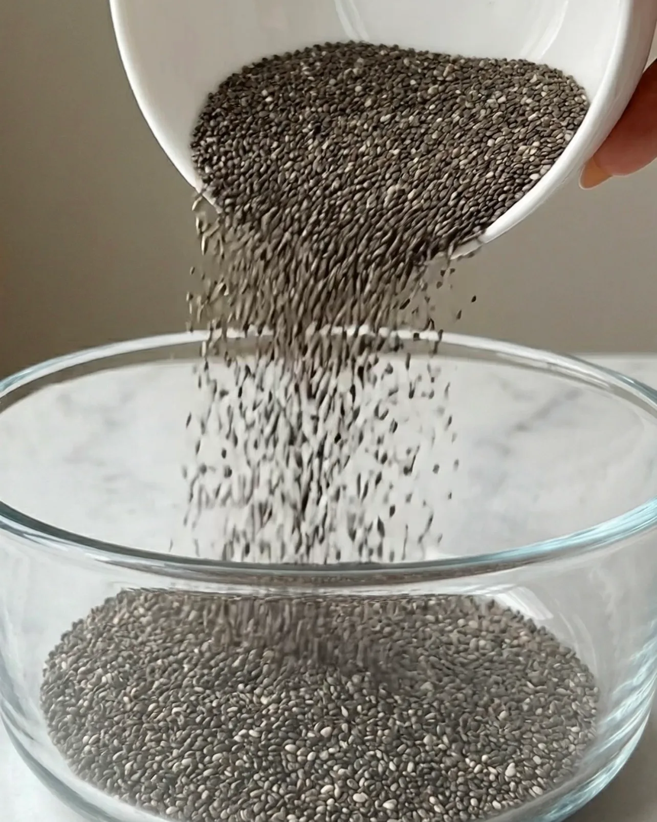 Le meilleur Ube Chia Pudding – recette ube chia pudding étape 1 graines de chia versées dans un bol | Ube Nolia