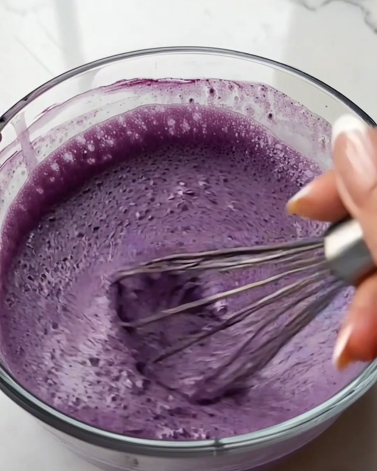 Le meilleur Ube Chia Pudding – recette ube chia pudding étape 2 mélange violet fouetté avec de la poudre d'ube | Ube Nolia