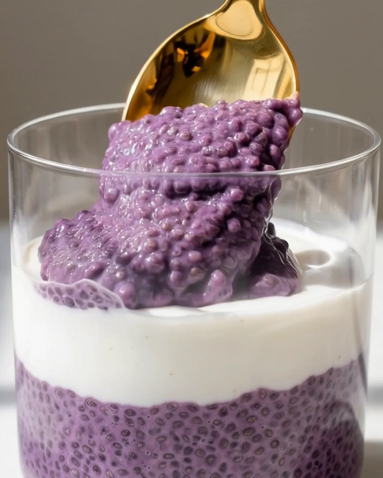 Le meilleur Ube Chia Pudding – recette ube chia pudding étape 3 cuillerée de pudding sur des couches de yaourt | Ube Nolia